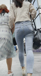 紧身牛仔裤紧臀妹子真会纽