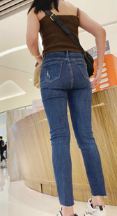 商场翘臀牛仔圆润饱满