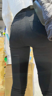 饱满翘臀打底黑裤少妇