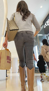 商场高挑灰牛仔紧臀少妇