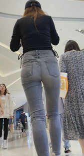 高挑包臀灰牛仔裤少妇