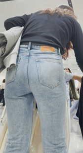 服装店饱满紧臀牛仔裤