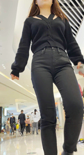 黑裤紧臀小姐姐身材好