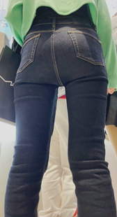 性感牛仔紧臀金三角妹子