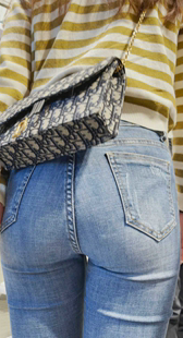 饱满圆润蓝牛翘臀小姐姐