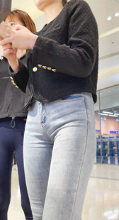 紧身灰牛仔紧臀有惊喜