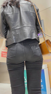 性感黑裤紧臀后入型小姐姐