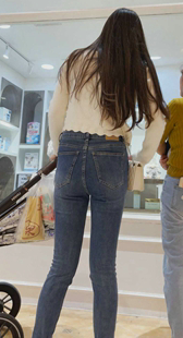 长发紧身牛仔少妇