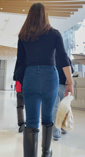 紧身大屁股牛仔少妇