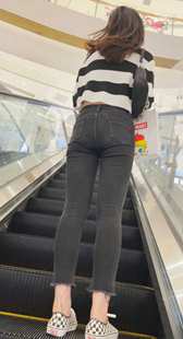 商场高挑黑牛仔紧臀长发美女