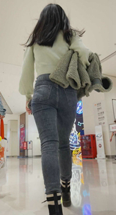 商场黑牛仔长发眼镜妹