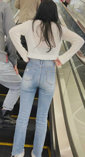 长腿紧牛小姐姐上电梯