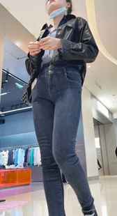 商场高挑黑牛仔紧臀少妇