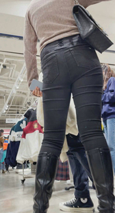 服装店紧身黑牛仔肥臀少妇