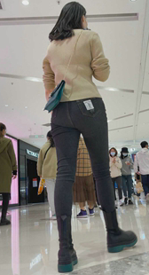 包臀黑裤少妇走得急