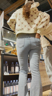 紧身牛仔紧臀学生妹