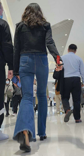 高挑牛仔喇叭裤少妇