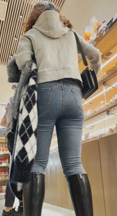 性感包臀牛仔裤小姐姐