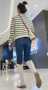 紧身包臀牛仔少妇走得快