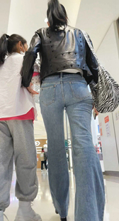 高挑牛仔熟女保养好