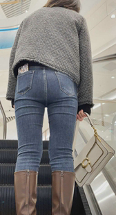 牛仔少妇走路很会纽