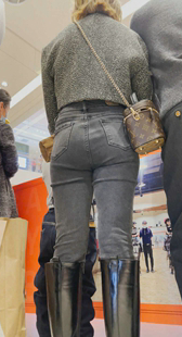 长腿牛仔紧臀妹子后拍