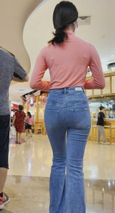 春节献礼白色紧身牛仔裤骚女在购物中心上班