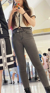 春节献礼节假日男友陪着紧身裤女友淘宝，看得好紧