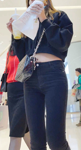 春节献礼黑裤饱满丰臀露腰小姐姐