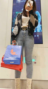 春节献礼圆润苹果臀牛仔裤小姐姐