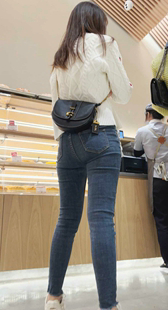 饱满翘臀牛仔裤美女
