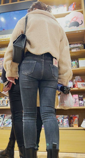 圆润翘臀牛仔裤妹子