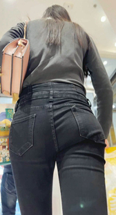 性感包臀黑牛仔妹子