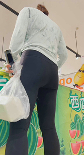 超市翘臀健身裤少妇