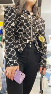 超紧黑裤美女小姐姐身材严重变形