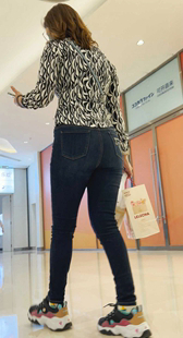 商场紧身牛仔熟妇