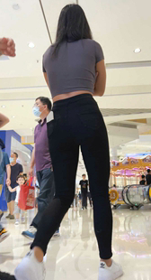 性感黑打底裤翘臀妹子