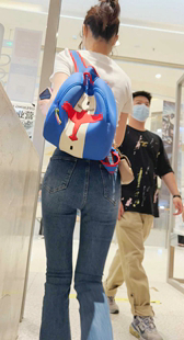 牛仔深沟宽臀小少妇