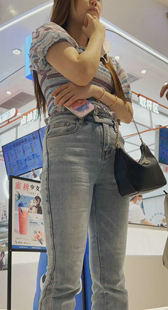 商场紧身包臀灰牛仔