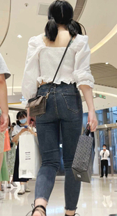 黑牛仔翘臀眼睛妹