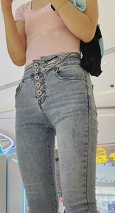 性感紧身牛仔金三角妹子