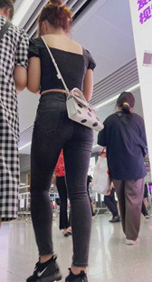 包臀黑牛仔翘臀小妹