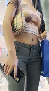 紧身低腰牛仔露肚脐小姐姐