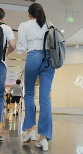 商场紧身牛仔紧臀少妇