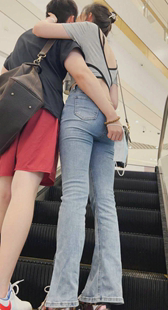 牛仔紧臀妹子欲火难耐