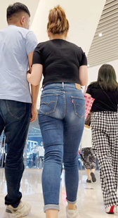 性感饱满丰臀牛仔少妇