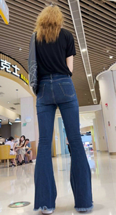 紧身牛仔喇叭裤少妇