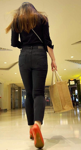 高挑黑牛仔少女真会纽