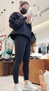 紧身鲨鱼裤妹子