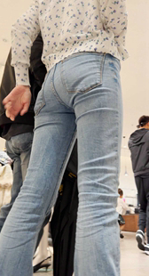 商场翘臀牛仔妹子